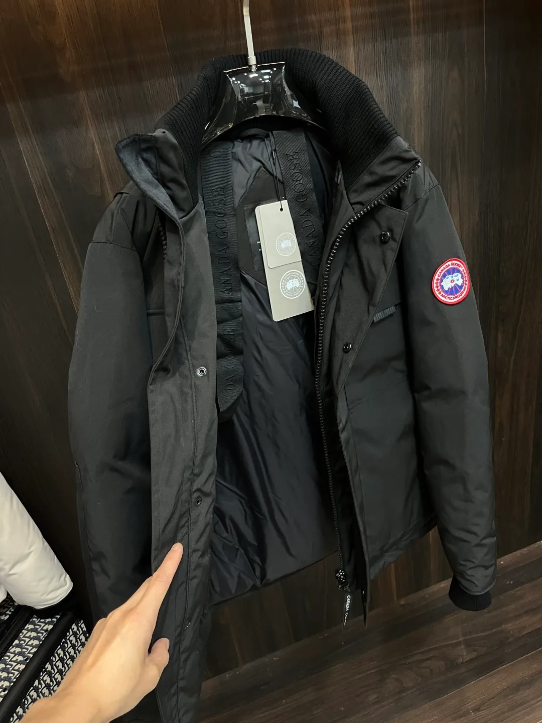 P800 counter quality Canadian Goose 24 latest fashion designer down jackets in 2025💟Big Goose’s popular stand-collar down jacket, popular down jacket, filled with 90# white goose down, every detail shows high-end craftsmanship. The design changes of structural tailoring show the diverse image changes of men. The slim fit and tailored fit meet the current popular multi-layered wear and versatile style in life! Color: Black Gray Size: XS-XXL